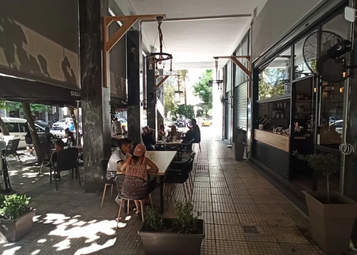 Σκιερός εξωτερικός χώρος και άνετα τραπεζάκια στη στοά του On the Road Cafe Restaurant Grill, Λιοσίων 30